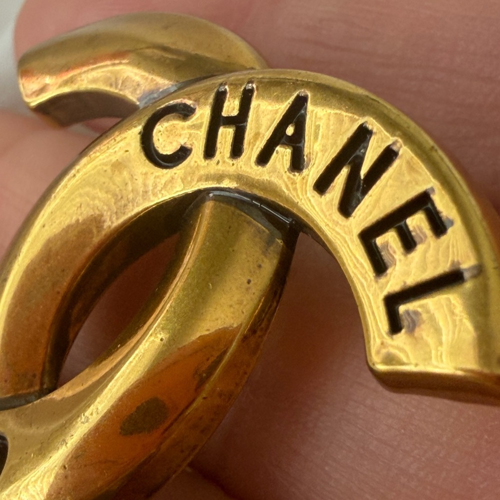 CHANEL Gold-Tone Embossed CC Logo Brooch - Picture 8 of 8